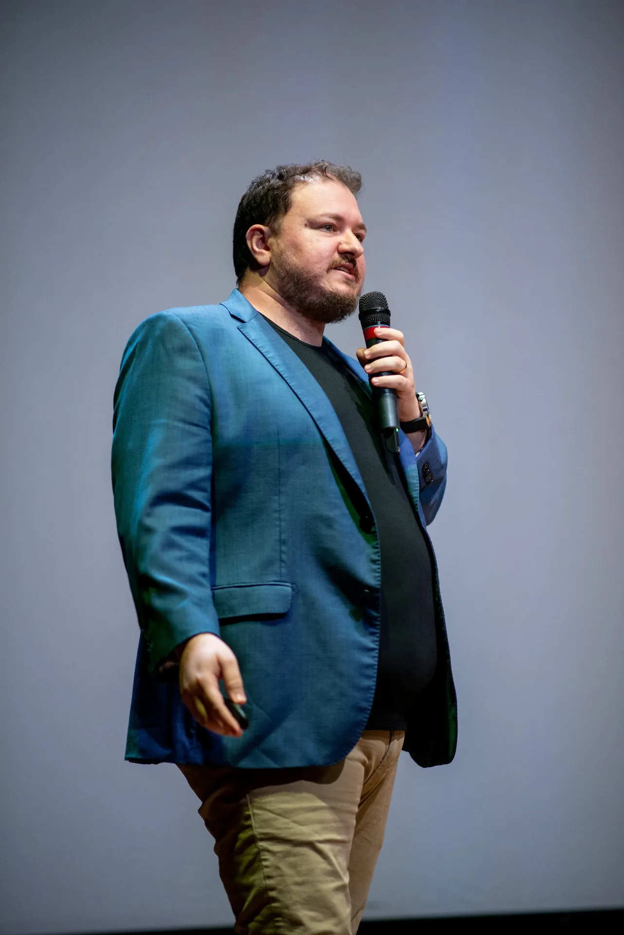 Fernando Maziero durante uma apresentação no palco.