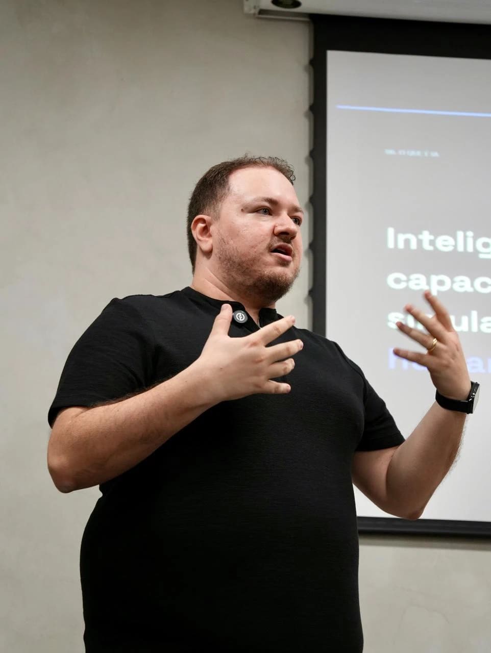 Fernando Maziero explicando um conteúdo durante a Operação IA.