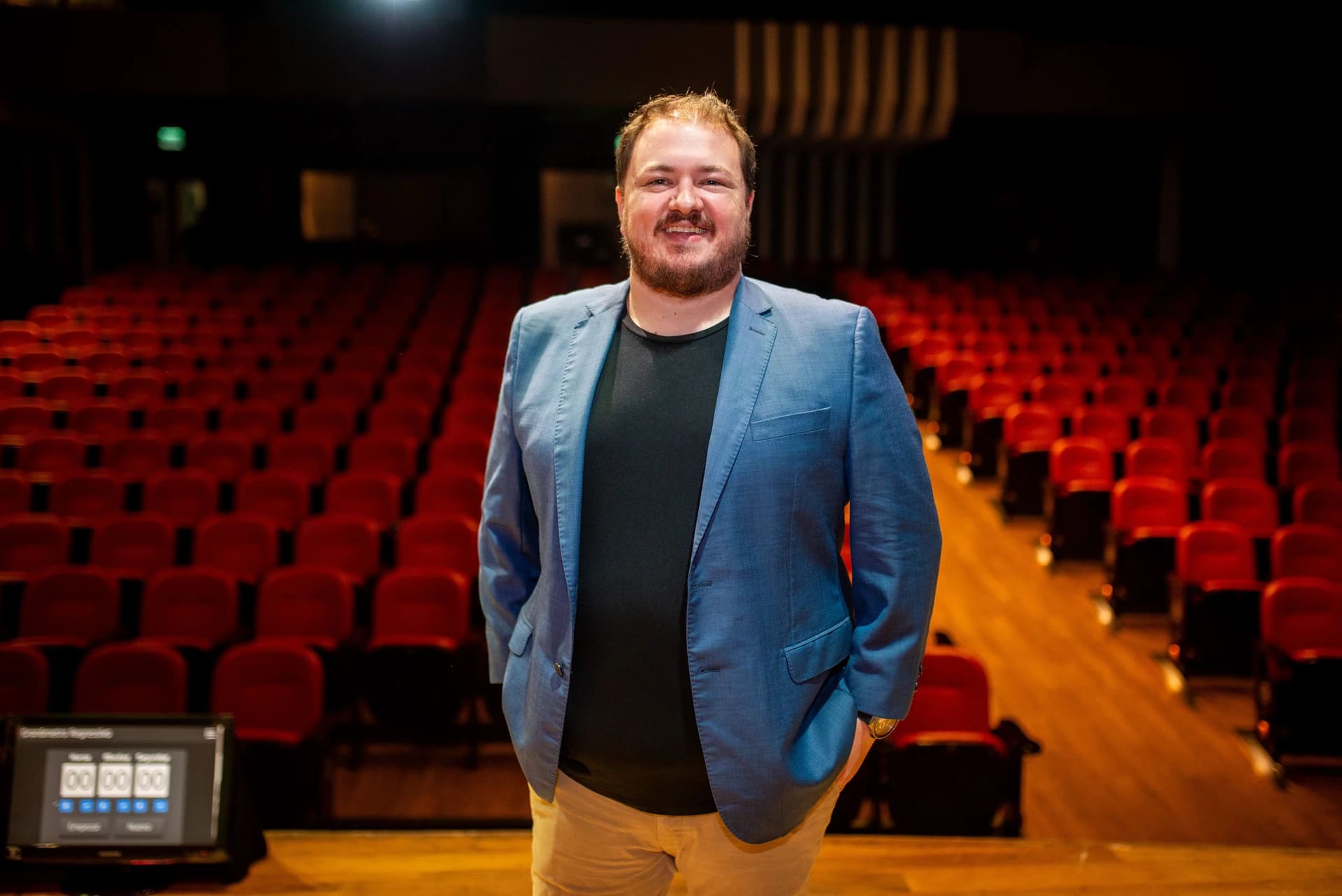 Fernando Maziero no palco de um auditório.