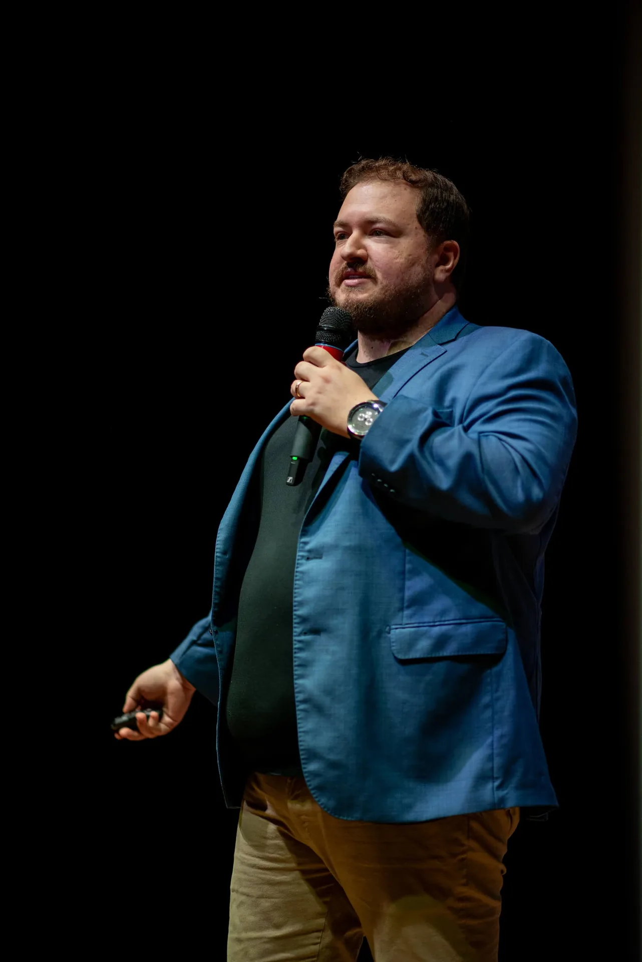 Fernando Maziero no palco, falando ao microfone.